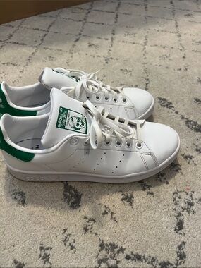 Adidas Stan Smith - 6.5 women’s